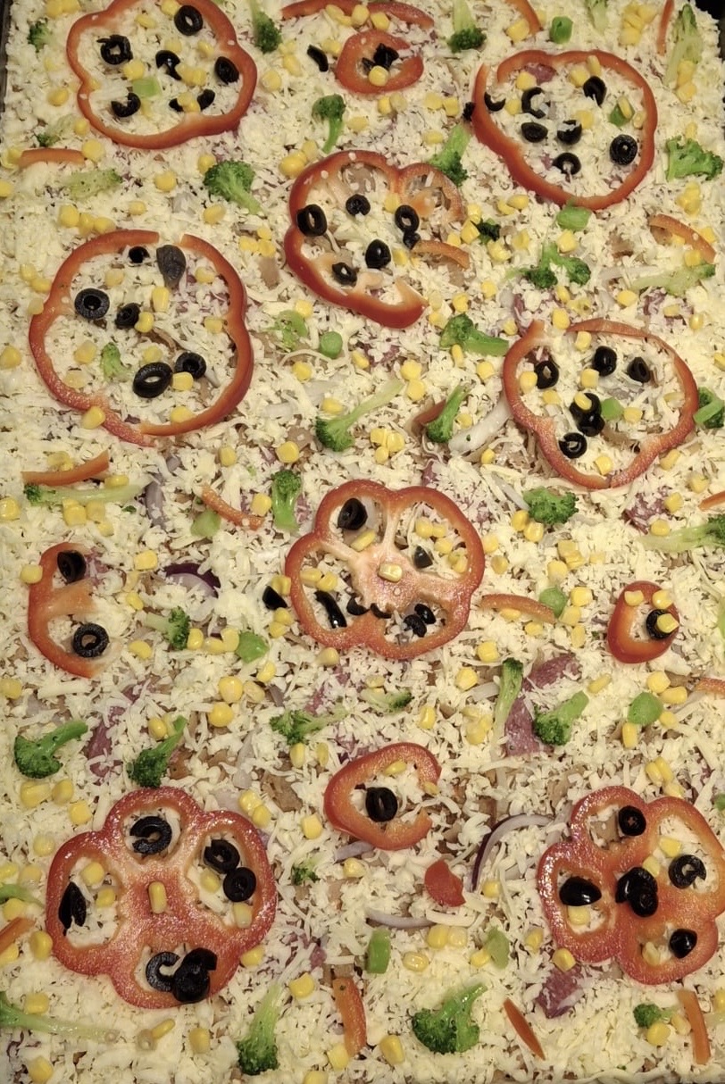 Party Pizza roh belegt